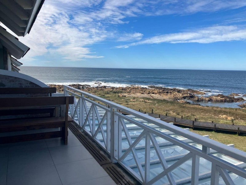 Excelente Penthouse reciclado primera linea frente al mar en Montoya